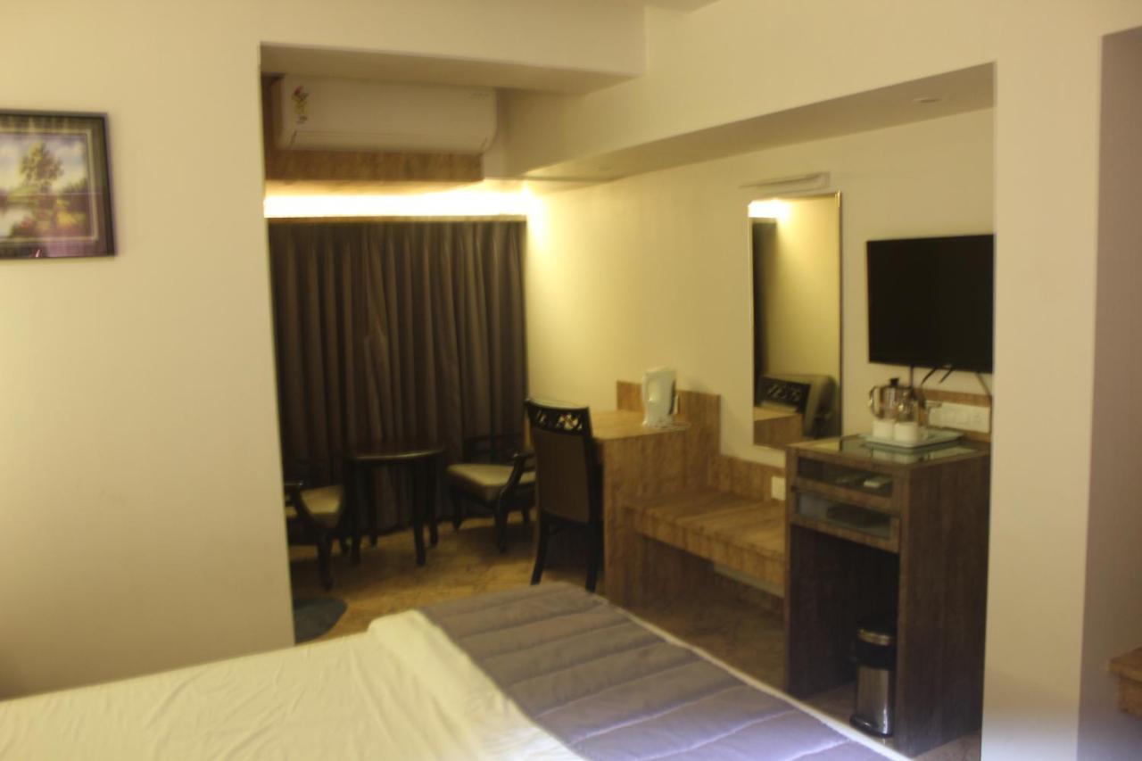 Nimantran Otel Navi Mumbai Dış mekan fotoğraf